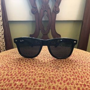 BLACK Wayfarer ray bans